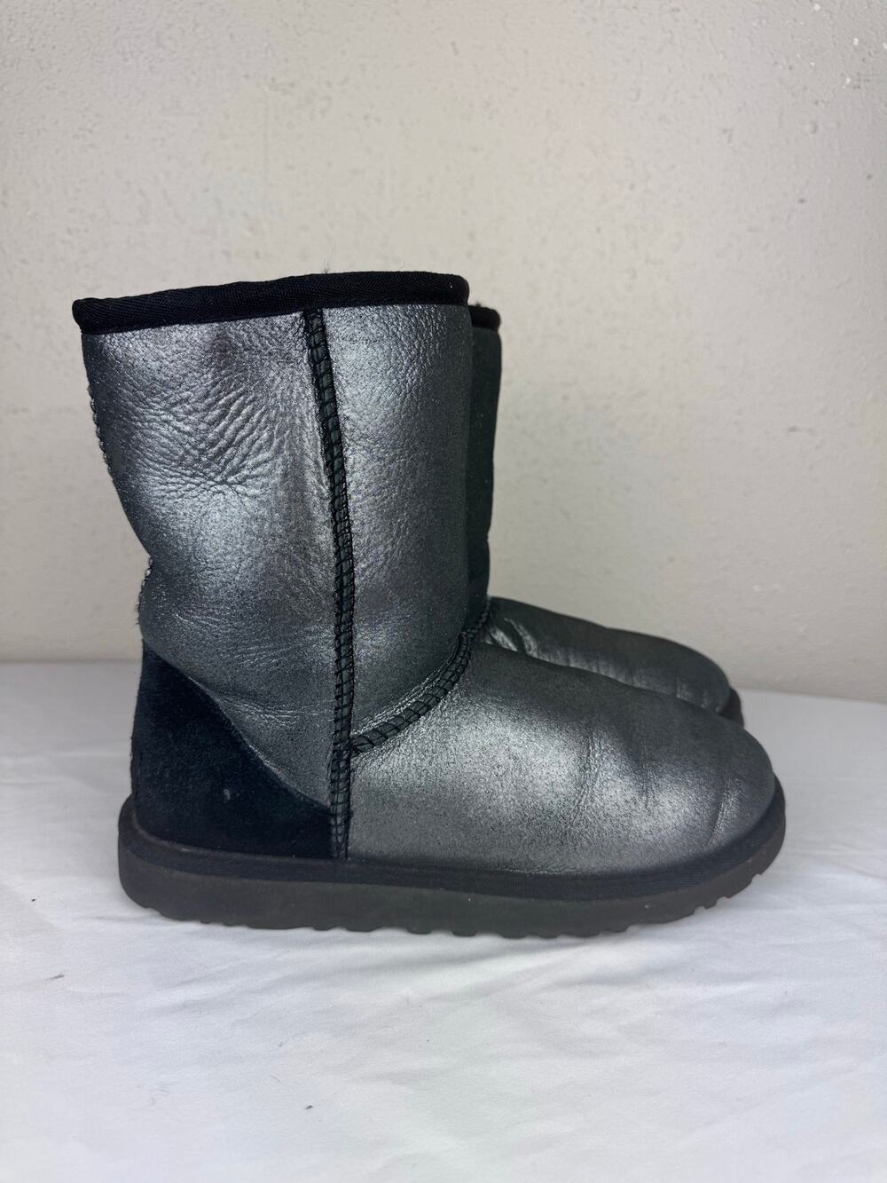 Ugg Classic Short Boots Metallic Silver & Black Girls Size 6/Womens 7.5